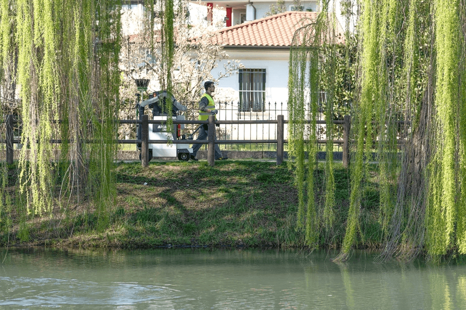Aria 120 bij waterweg met hekwerk