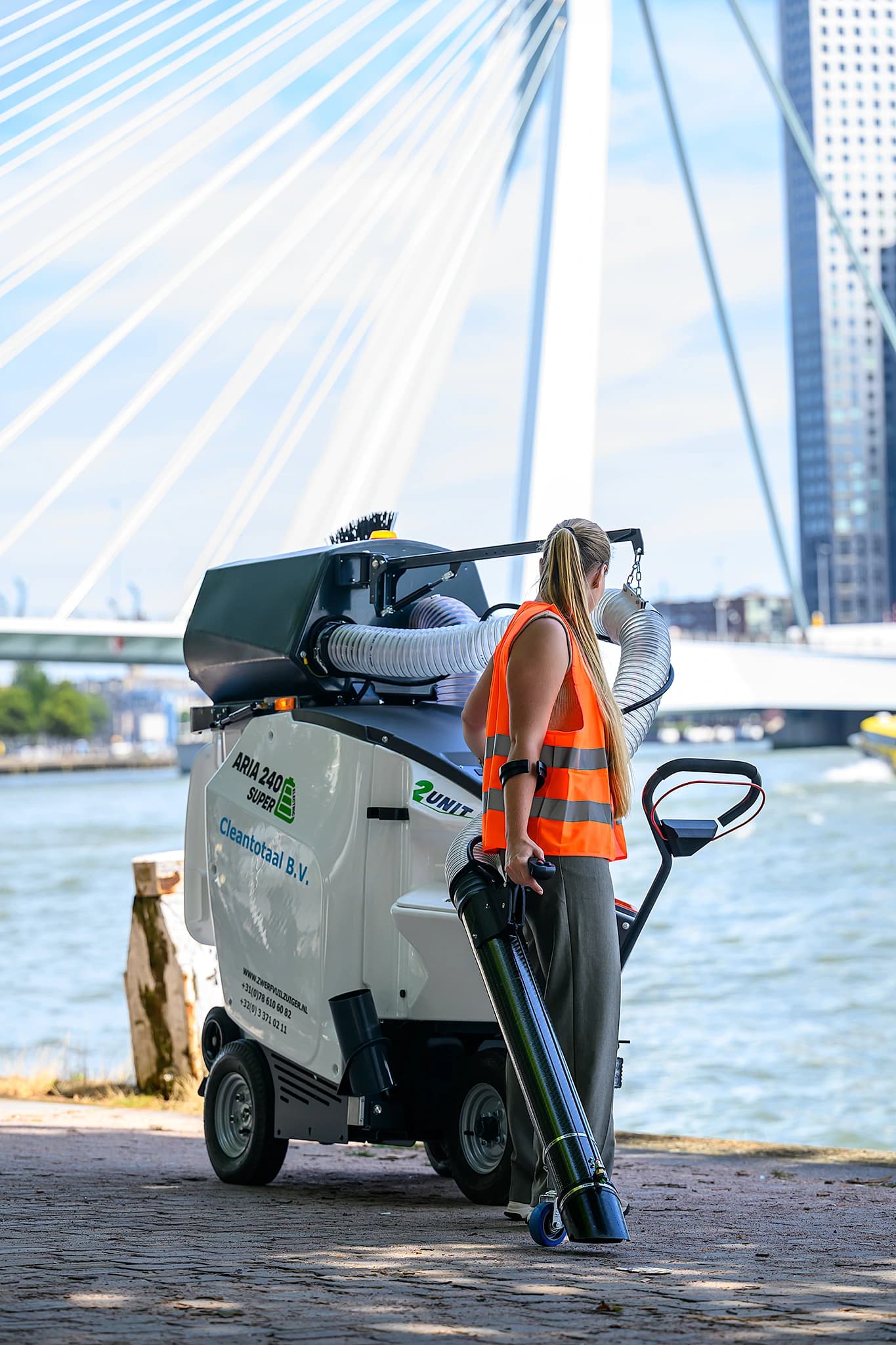 Aria 240 zwerfvuilzuiger bij Erasmusbrug Rotterdam skyline