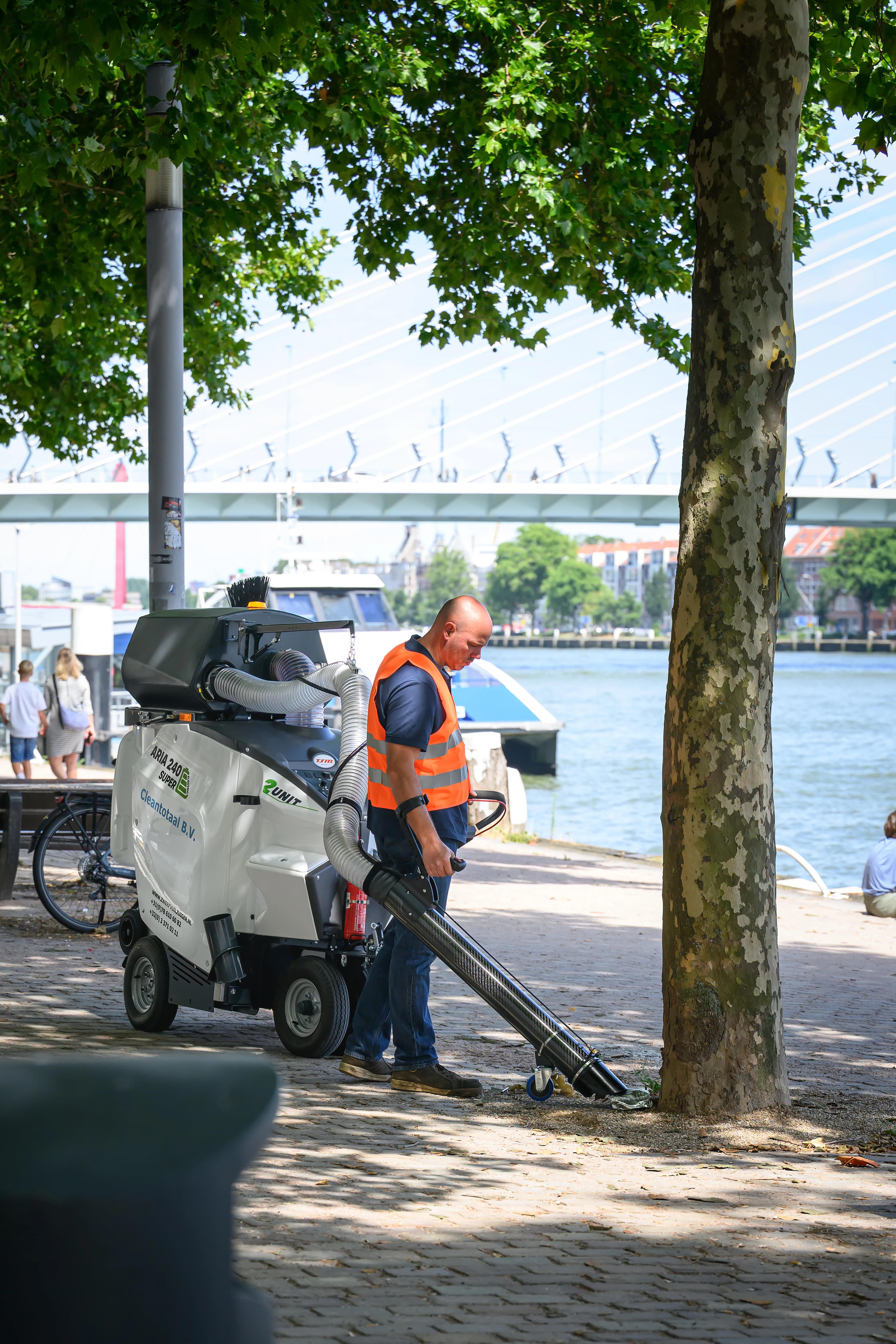 Aria 240 elektrische reinigingsmachine in parkgebied langs de Maas