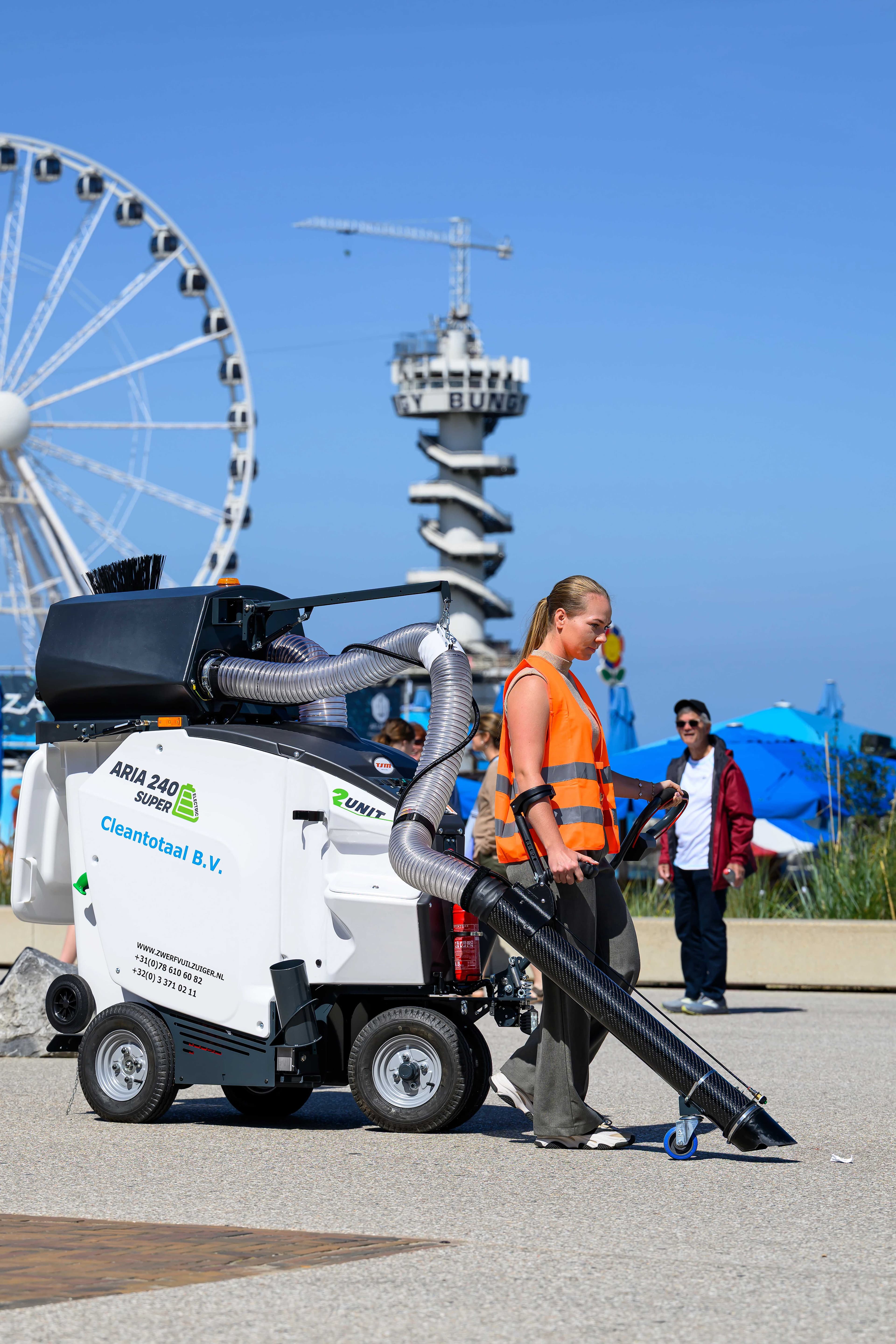 Aria 240 Super op boulevard met reuzenrad