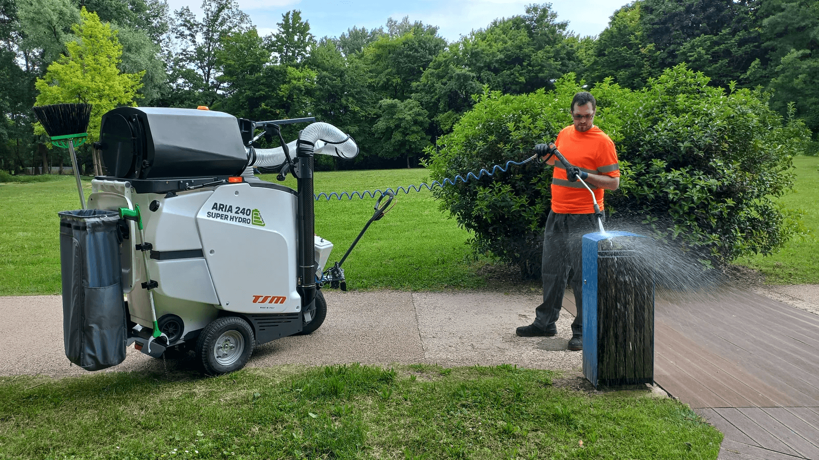 Aria 240 Hydro met waterlans in gebruik