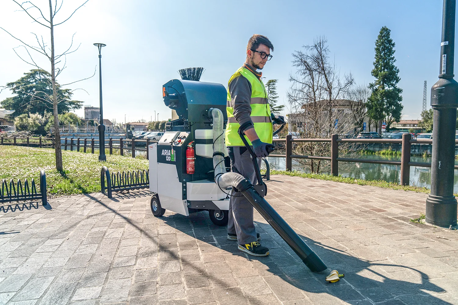 Aria 120 langs waterweg in stadspark