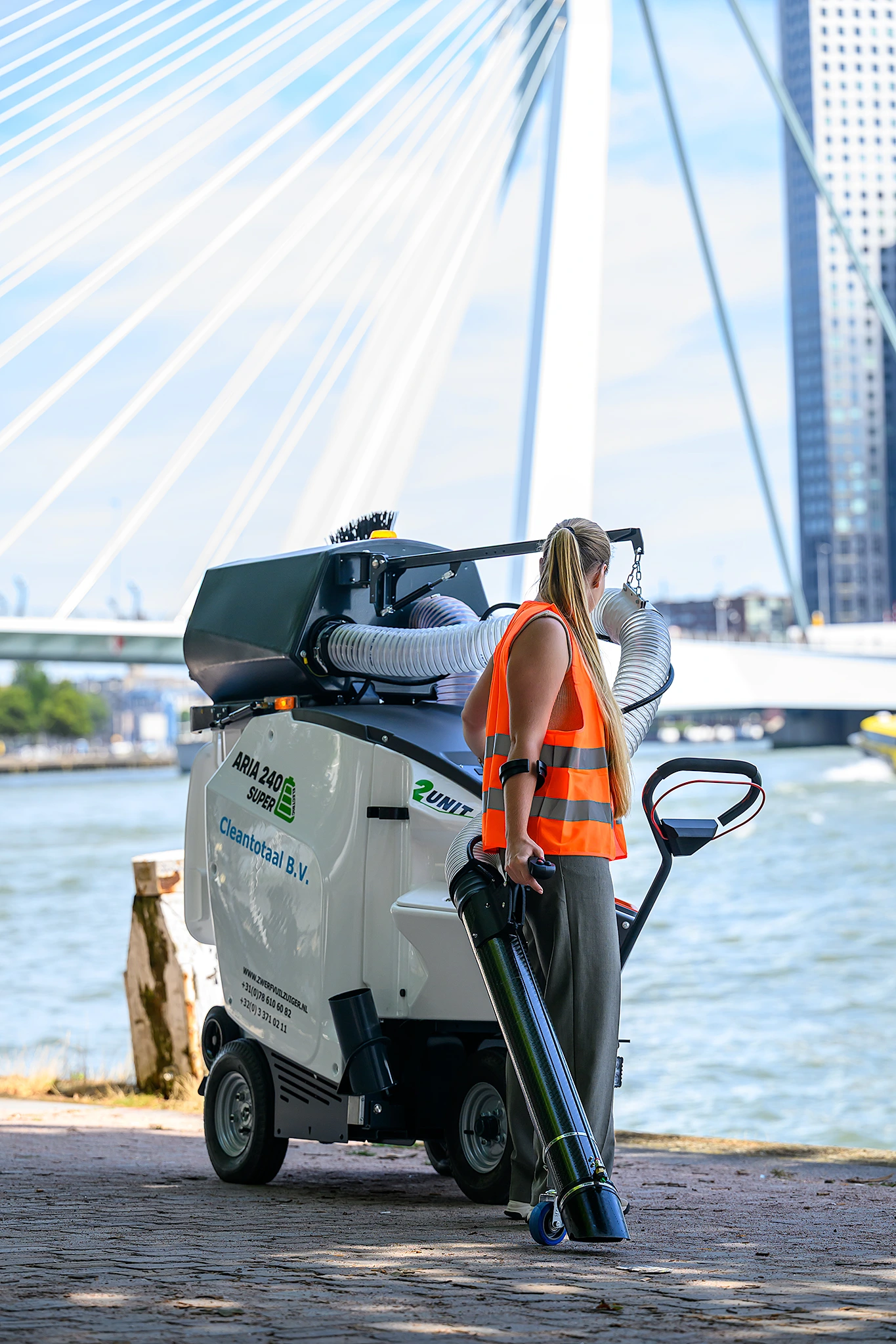Aria 240 zwerfvuilzuiger bij Erasmusbrug Rotterdam skyline